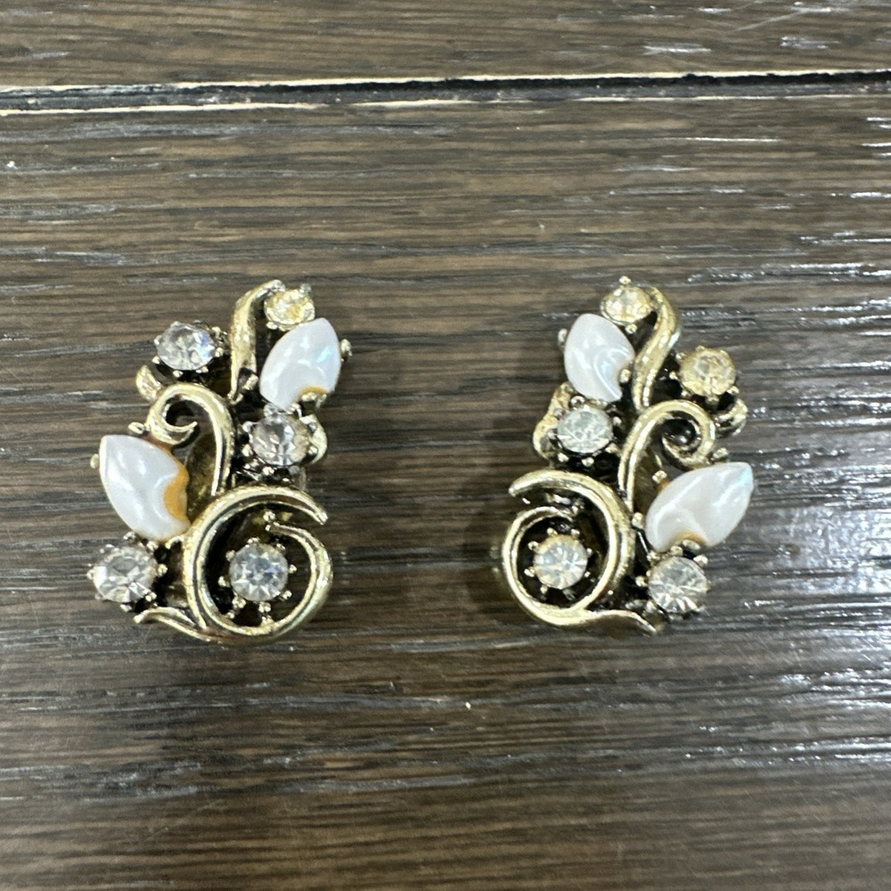 Vintage LISNER Earrings Gold-tone Faux Pearl Leaf‎ Clip On Earrings